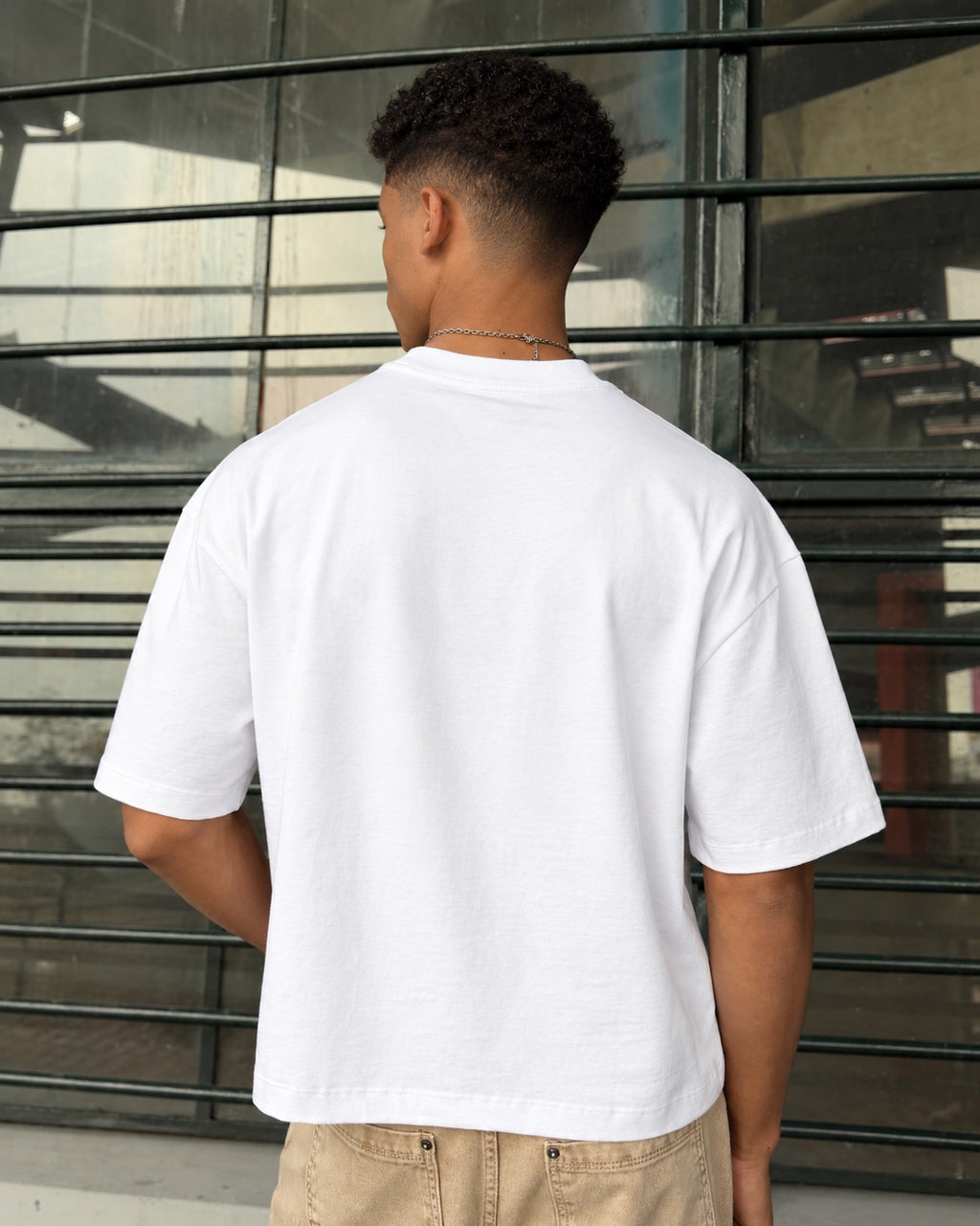 Polera Boxy Fit Blanca 220 GSM - modelo espalda