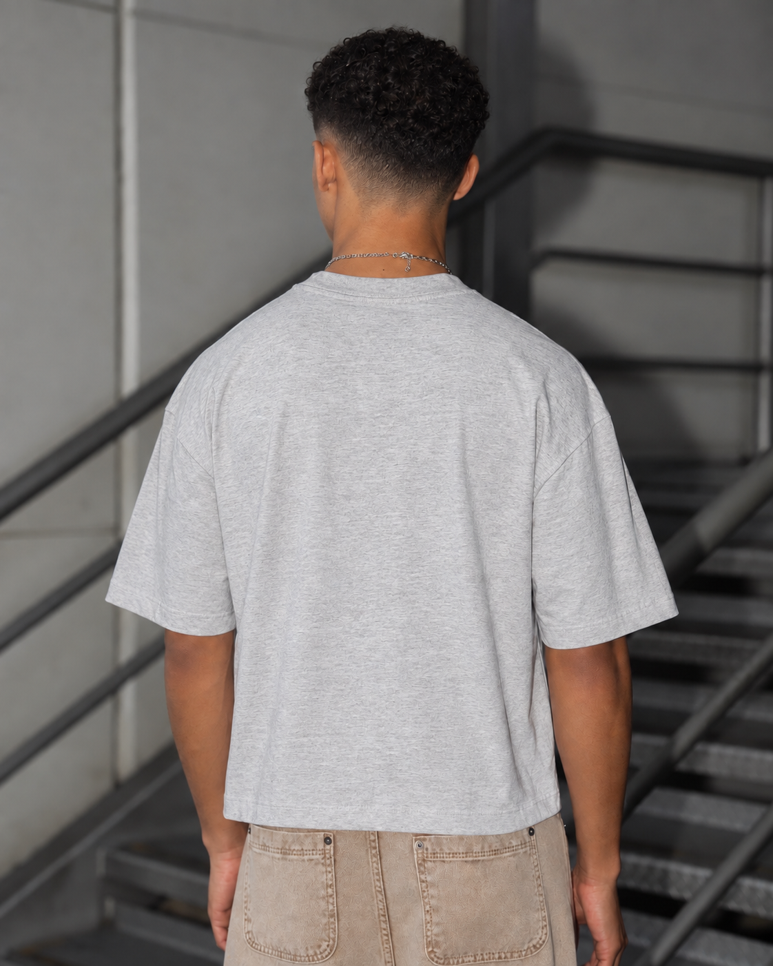 Polera Boxy Fit Gris Melange 220 GSM - modelo espalda
