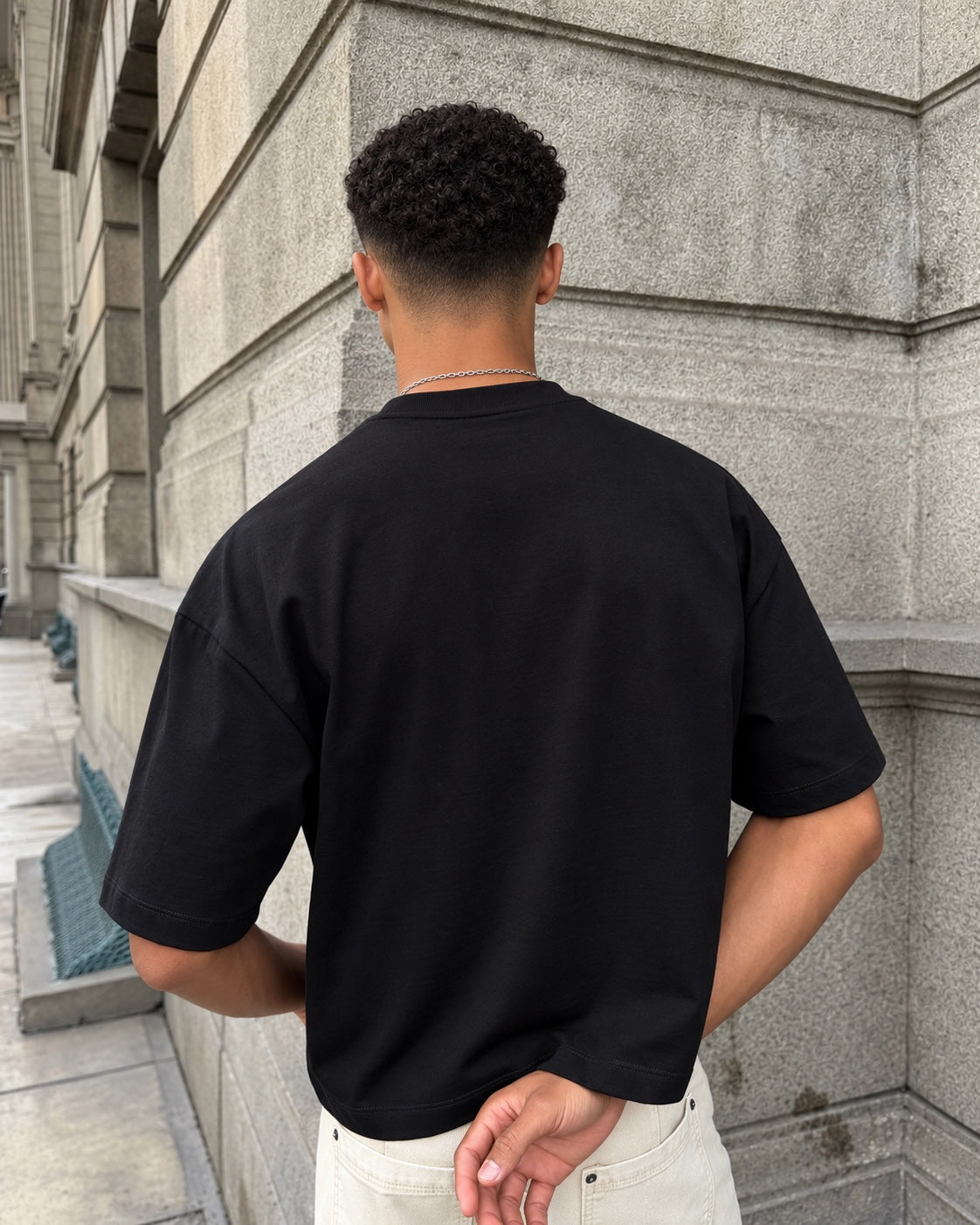 Polera Boxy Fit Negra 220 GSM - modelo espalda