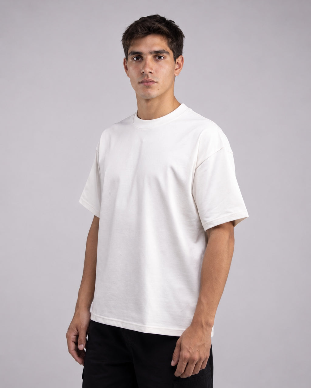 Polera Semi Oversize Blanca 220 GSM - tres cuartos