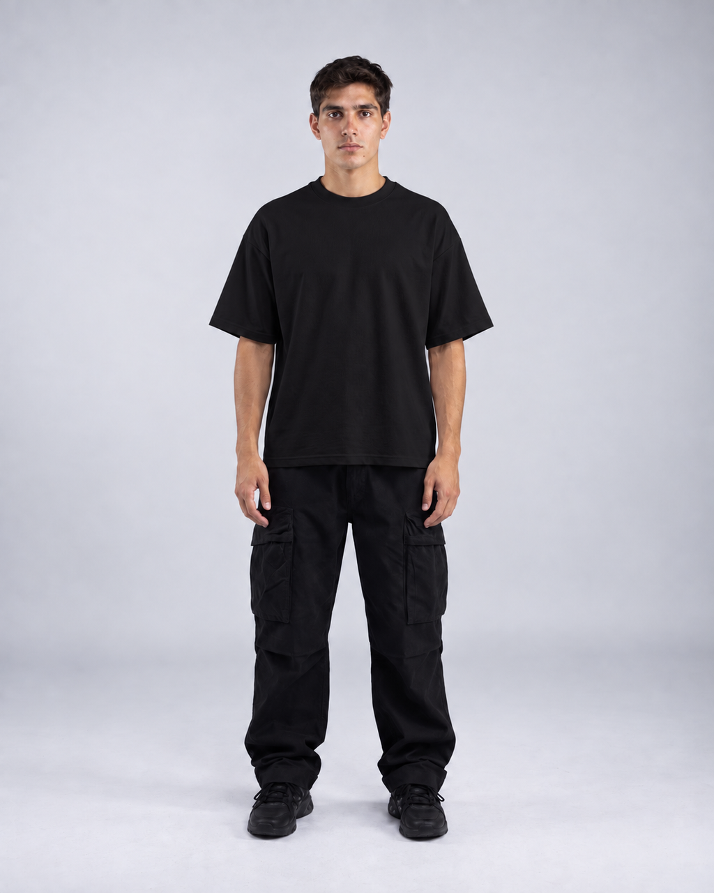 Polera Semi Oversize Negra 220 GSM - cuerpo completo