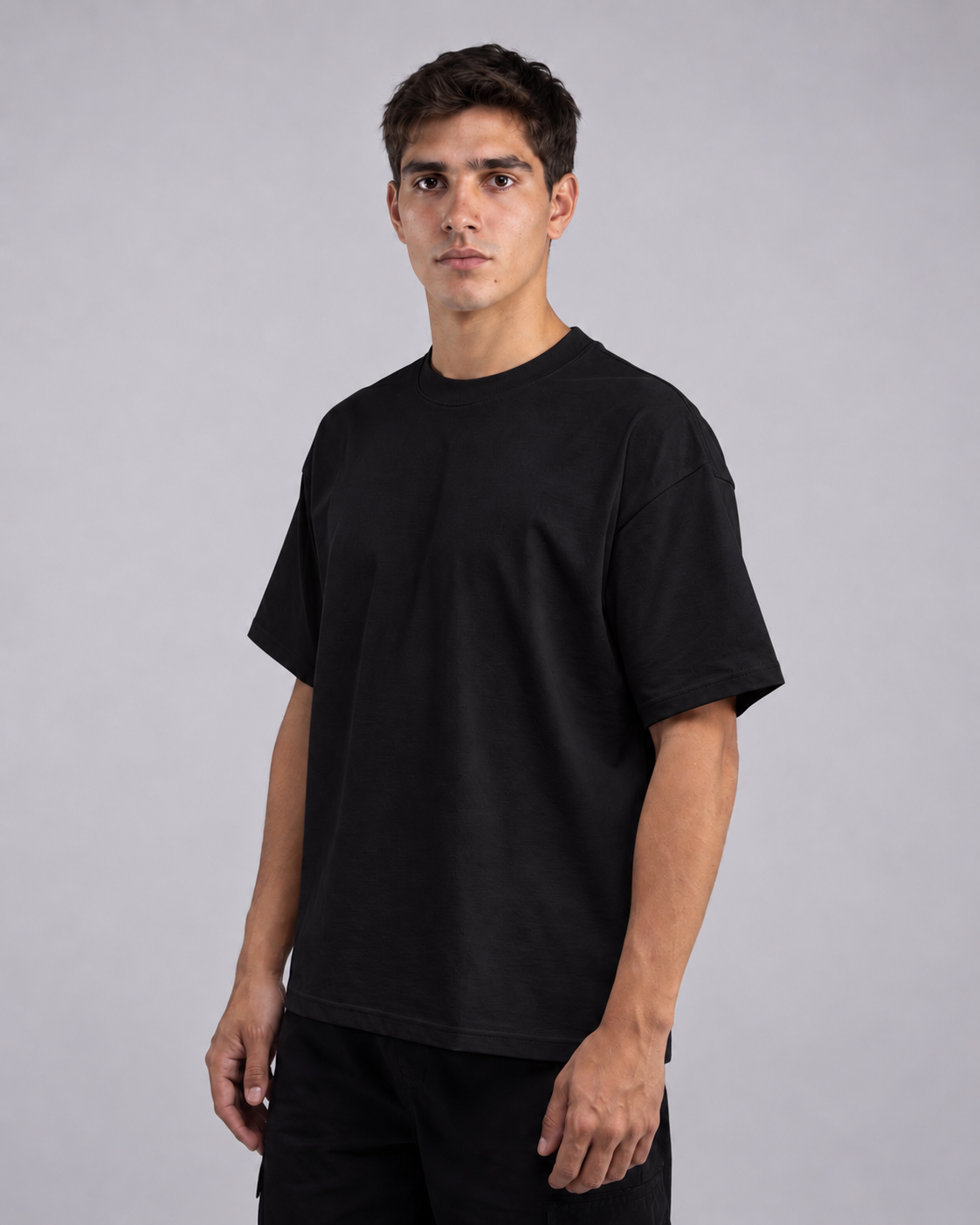 Polera Semi Oversize Negra 220 GSM - tres cuartos