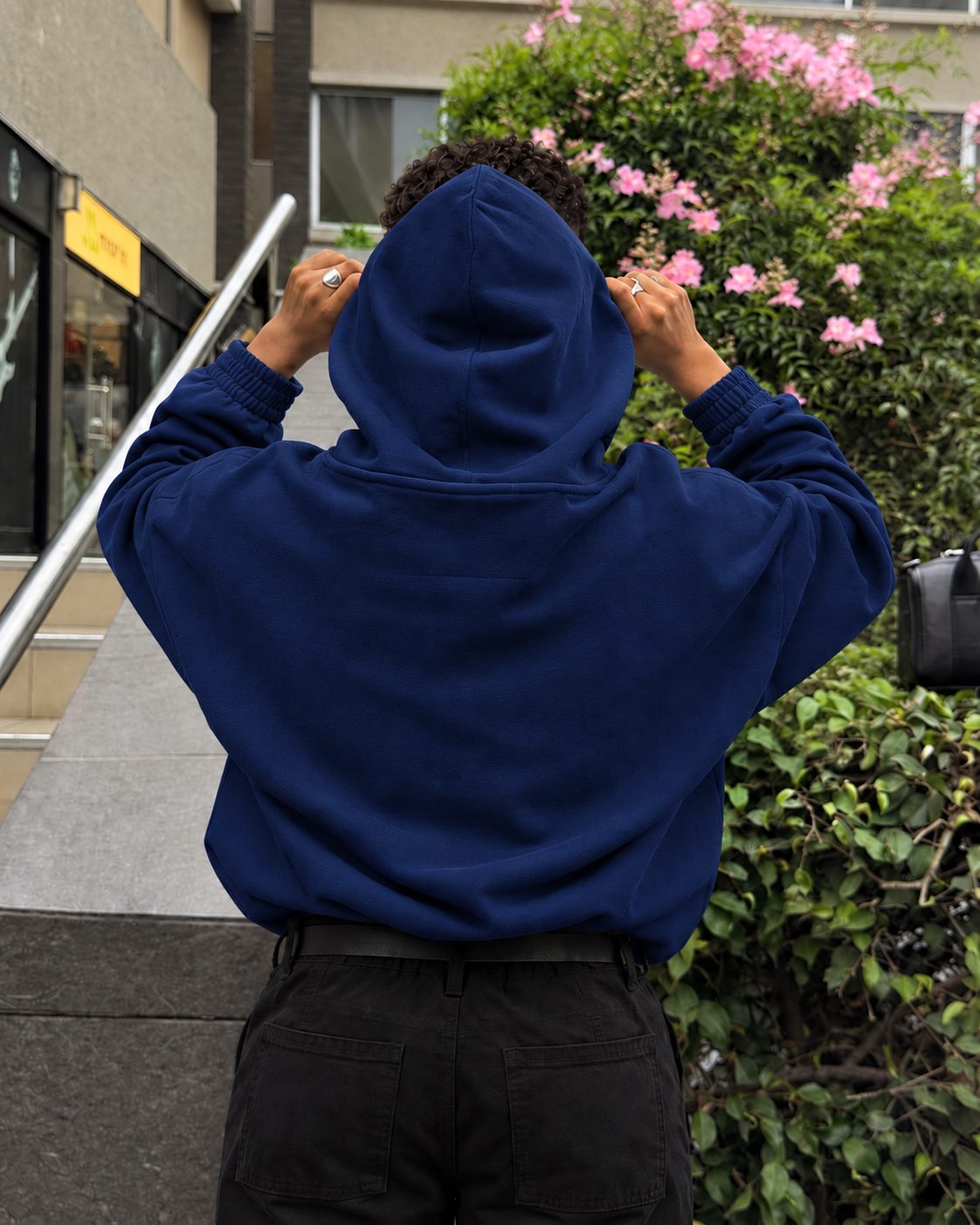 Polerón Oversize Azul Francia 420 GSM - modelo espalda