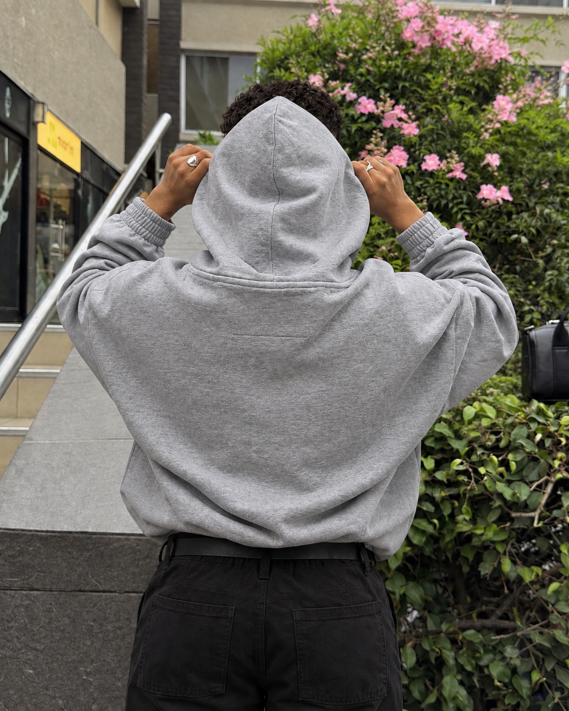 Polerón Oversize Gris Melange 420 GSM - modelo espalda
